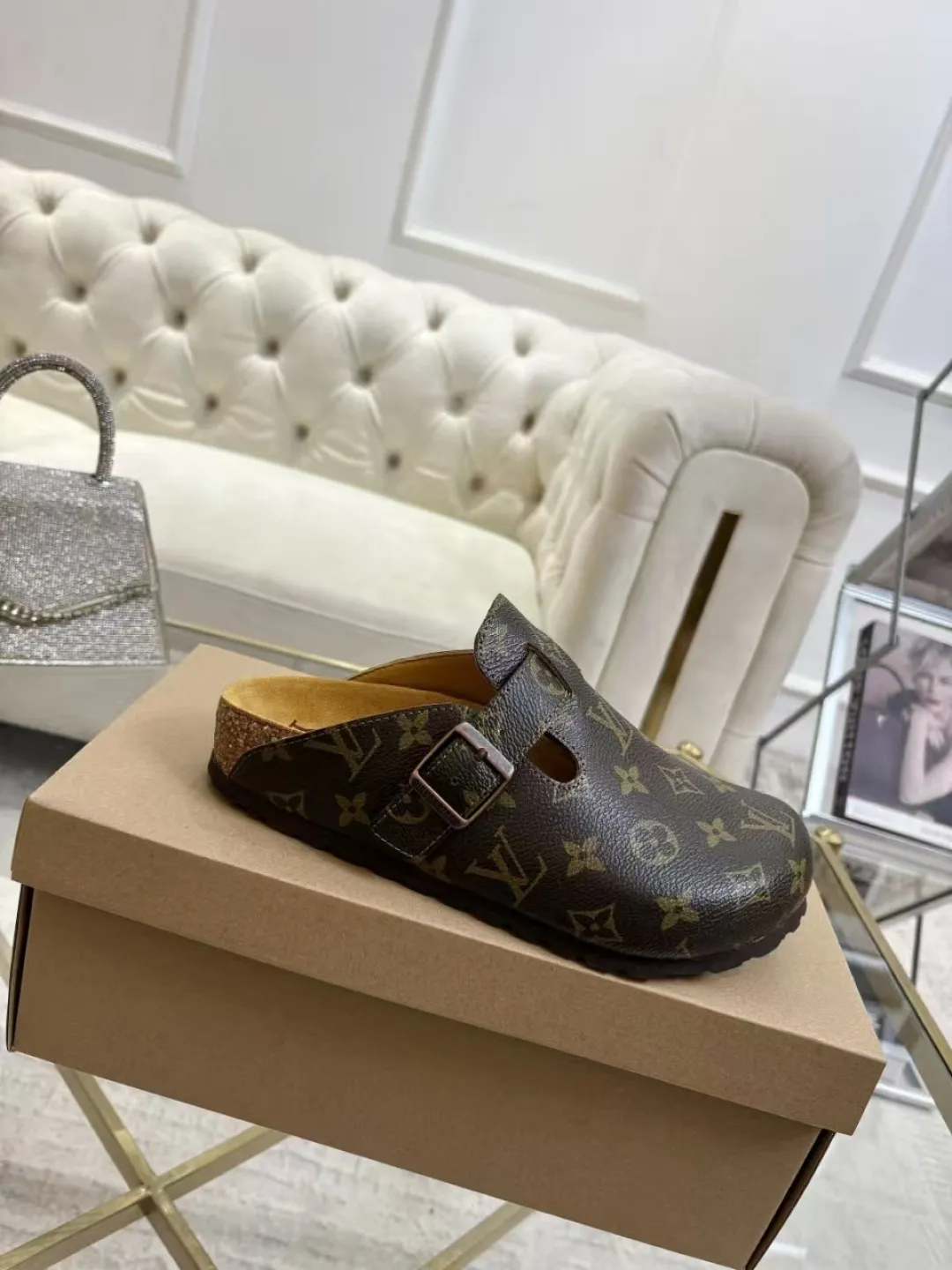 Women's p560 Men's p580 ✨ LV couple's toe-cap slippers | Full of high-end feel, you can walk with wind! ✨ This pair of LV classic toe-cap slippers is simply a "walking grass-planting machine"! Original three-dimensional embossed cowhide + cowhide fabric, the texture is high-end at first glance, and you will become a rich daughter/son in seconds ~💅 🌟 Why must you join TA? ✔️ Original embossed cowhide - clear texture but not cheap, classic presbyopia yyds ✔️ Belt buckle + metal logo - ecstatic control of details, exquisite to the heel! ✔️ Sheepskin lining + cushioned footbed - it feels like stepping on clouds ☁️, and you won’t feel tired when you go shopping~ ✔️ Non-slip rubber sole - walking is as stable as a mountain, and you are not afraid of slipping on rainy days!  👫 The best outfit for couples: Whether it’s shorts, T-shirts👕 or long skirts and suits👗, pairing these shoes with each other will immediately create a lazy and high-end atmosphere! Everyday outings/vacations, no matter what you shoot, it will look like a blockbuster📸🔥 The texture and foot feel that only the higher version can have, it is not a hit or a hit! Heartbeat is not as good as action. True love is true when both pairs are in pairs~💖 #LVcoupleslippers #高色综合 #好看不狠的 Feet #couples’ must-have